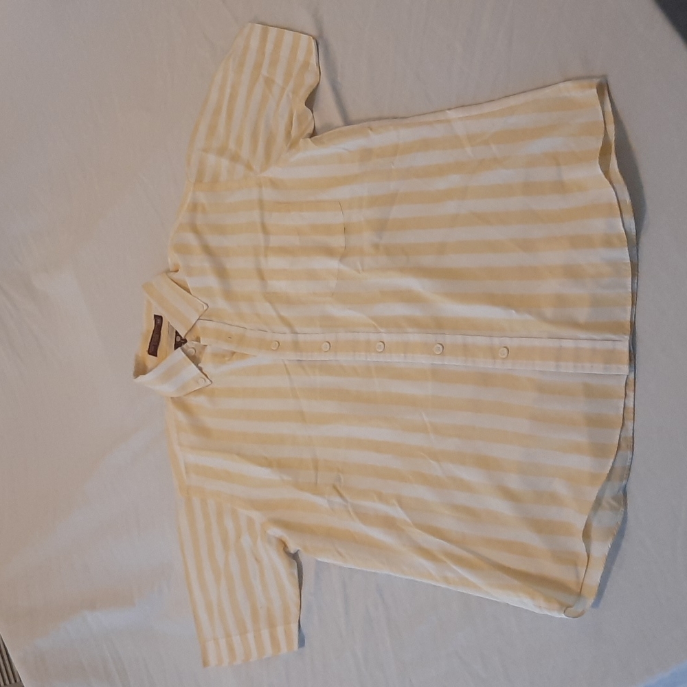 Short sleeved Button-down casual shirt